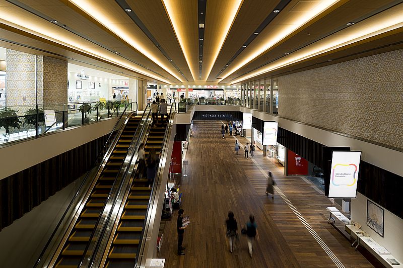 商業施設の他、ホールやホテル・バスターミナルにも繋がっている2階コンコース