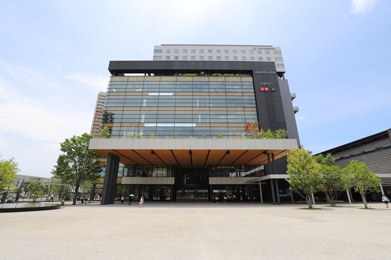 2021（令和3）年にオープンした「熊本」駅の駅ビル「アミュプラザくまもと」